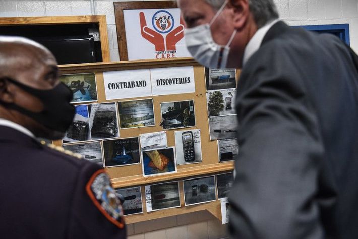 Mayor Bill de Blasio tours Rikers Island with Department of Correction Commissioner Vincent Schiraldi on Monday, September 27, 2021. (Michael Appleton/Mayoral Photography Office)