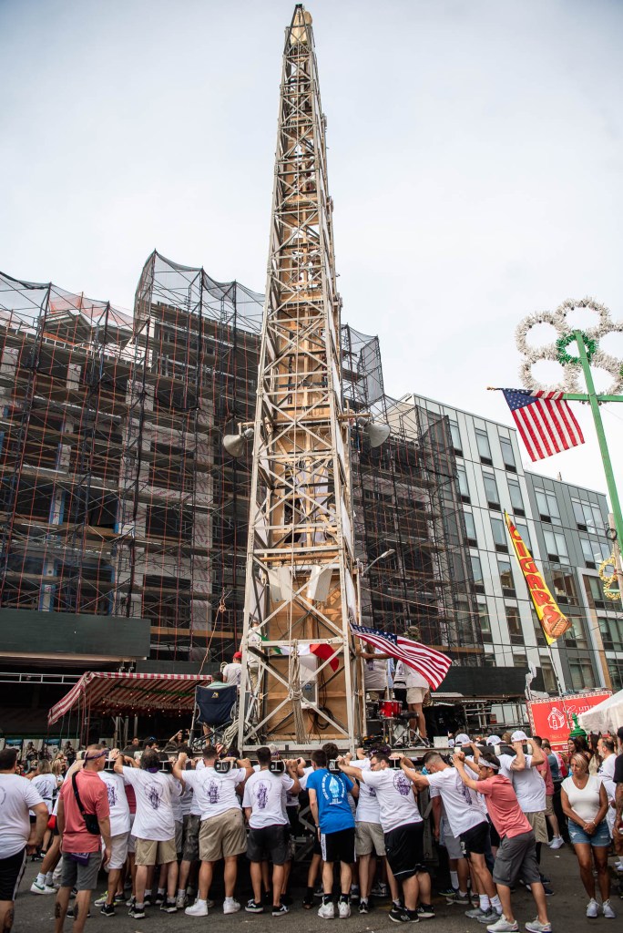 Men lift the Giglio
