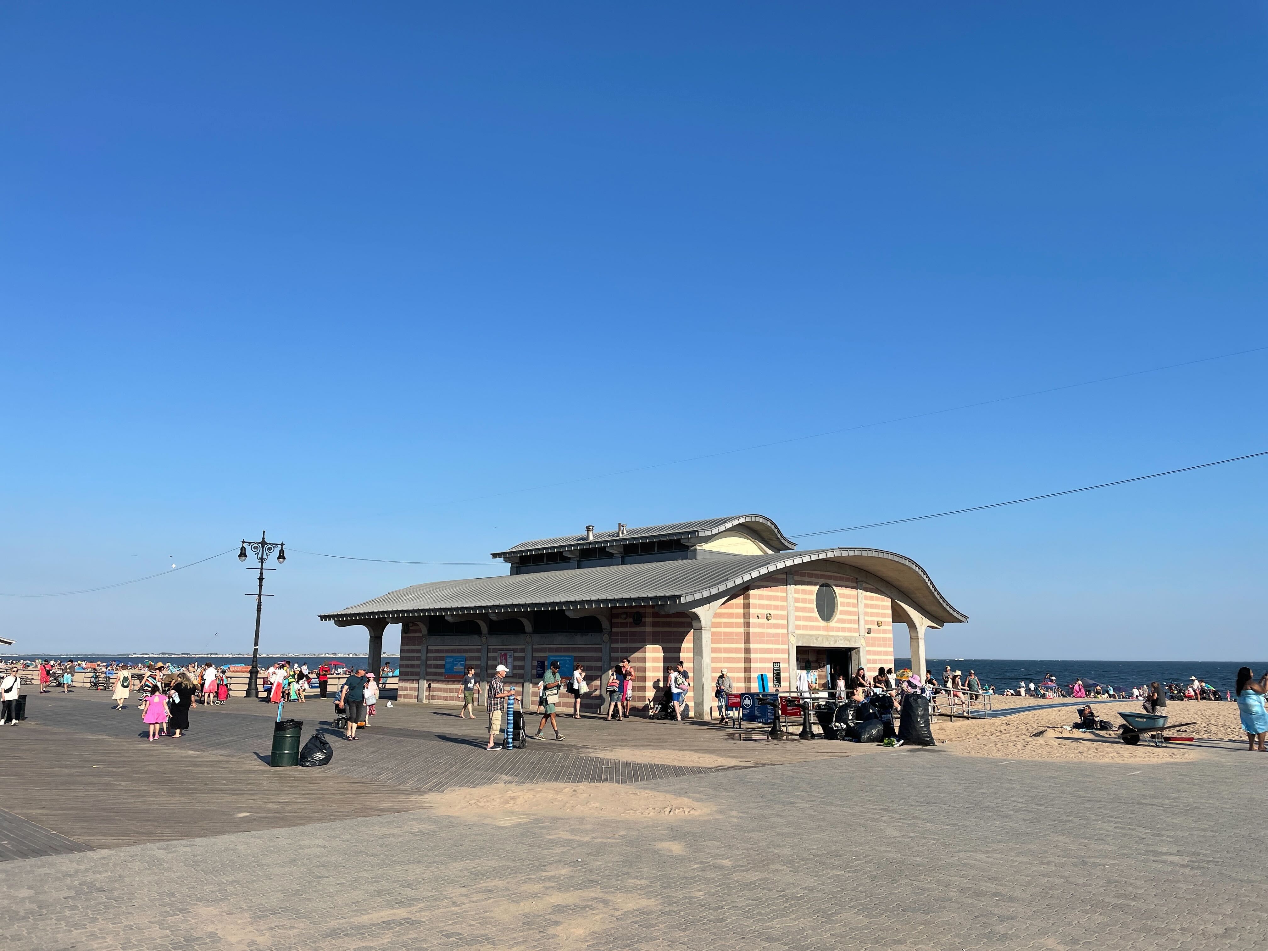 A Brighton Beach Bathroom to Remember - Hell Gate