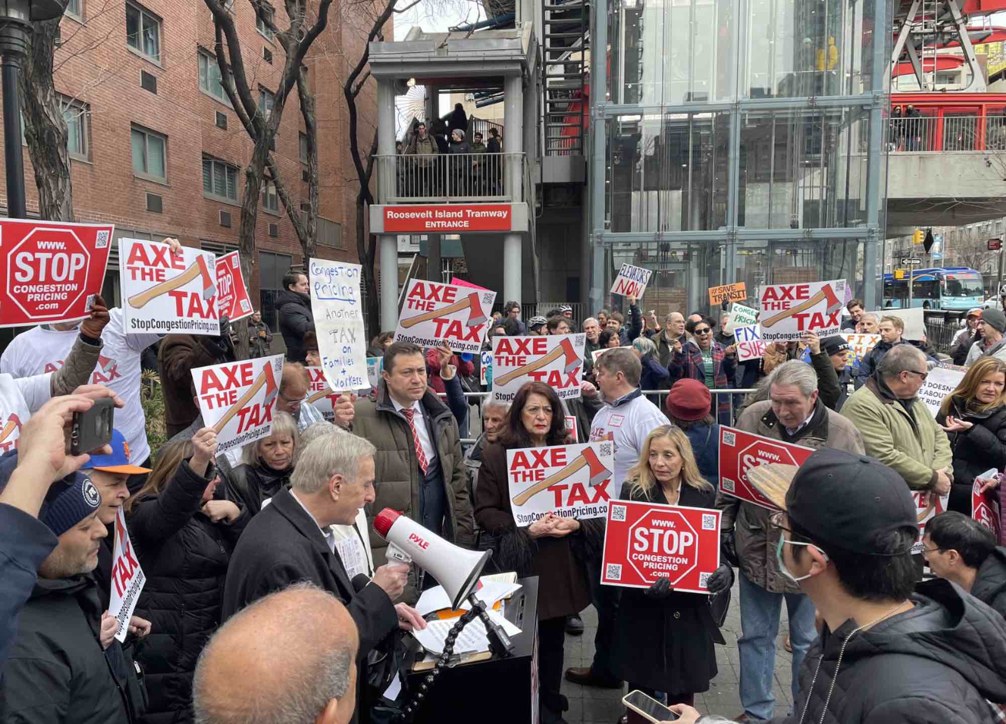 Opponents of congestion pricing try to rally as counterprotesters drown them out.