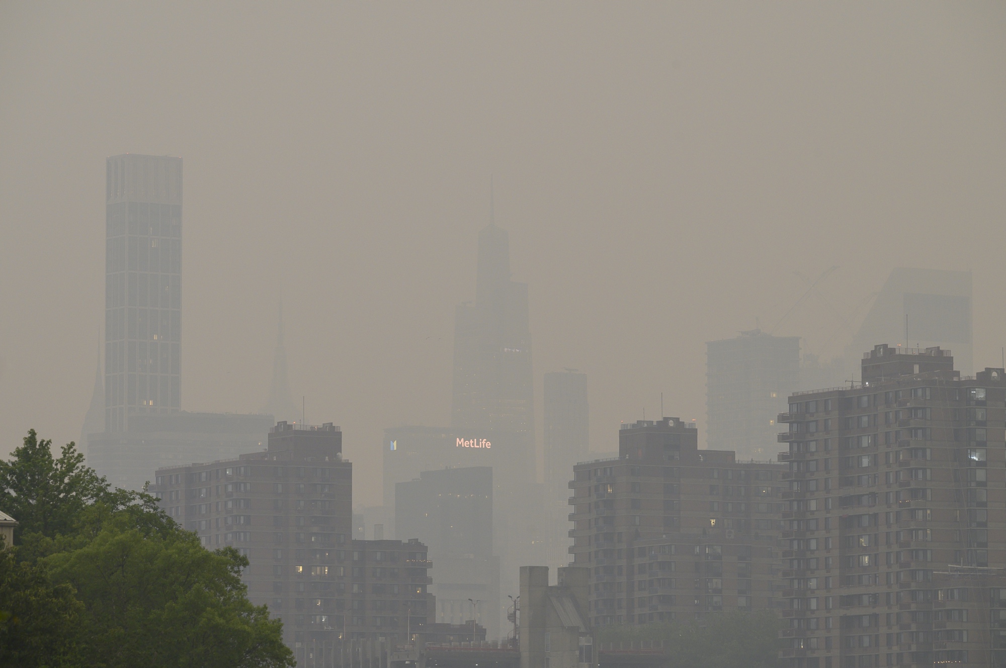 Midtown Manhattan covered in wildfire smog, the MetLife building