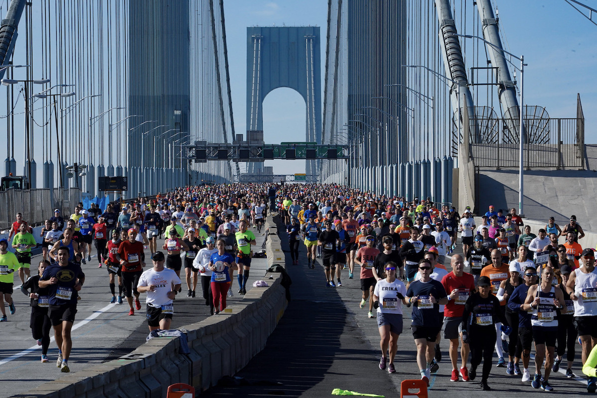 Thousands of runners on the upper roadway of the Verrazzano Bridge during the 2021 marathon.